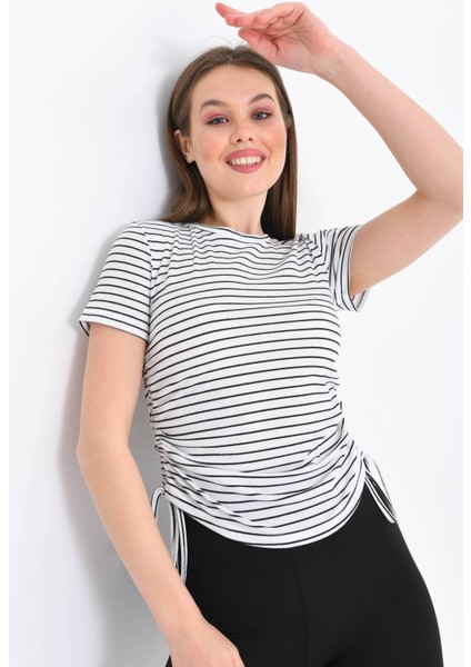 Kadın Beyaz Yanları Büzgü Detaylı Siyah Çizgili Crop Bluz
