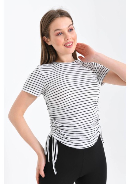 Kadın Beyaz Yanları Büzgü Detaylı Siyah Çizgili Crop Bluz modelleri