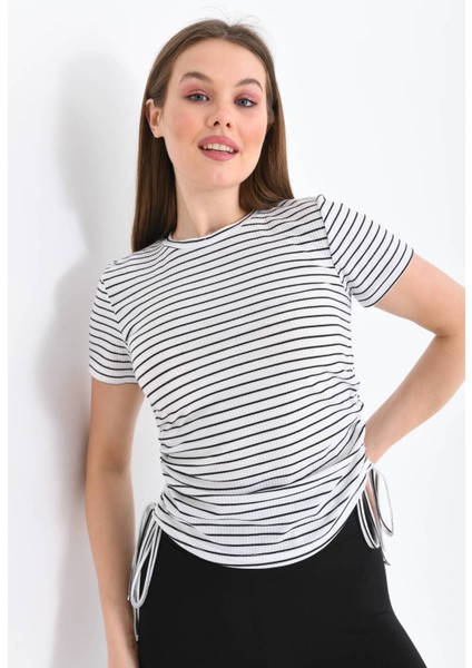 Kadın Beyaz Yanları Büzgü Detaylı Siyah Çizgili Crop Bluz fırsatları