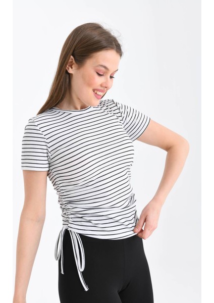 Kadın Beyaz Yanları Büzgü Detaylı Siyah Çizgili Crop Bluz indirimleri