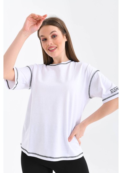 Kadın Beyaz Karyoka Dikişli Geniş Kalıp Tek Kolu Baskılı Örme T-Shirt
