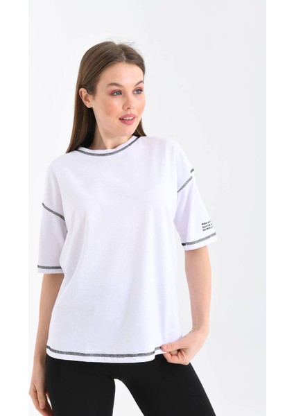 Kadın Beyaz Karyoka Dikişli Geniş Kalıp Tek Kolu Baskılı Örme T-Shirt modelleri