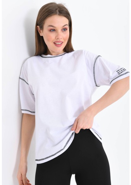 Kadın Beyaz Karyoka Dikişli Geniş Kalıp Tek Kolu Baskılı Örme T-Shirt indirimleri