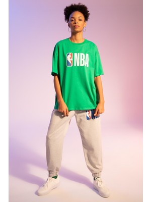 DeFacto Fit NBA Oversize Fit Bisiklet Yaka Kısa Kollu Örme Tişört X2993AZ22SM