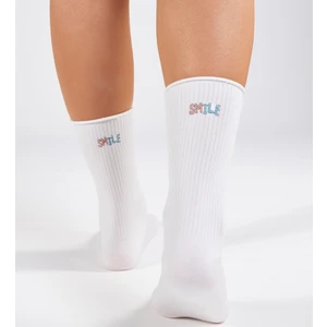 Smile Desenli Beyaz Derbili Dikişsiz Lastiksiz Modal Soket Çorap