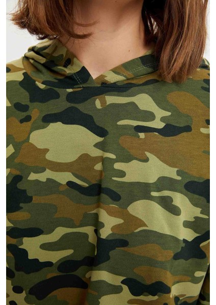 Kamuflaj Desenli Kapüşonlu Beli Bağcıklı Crop Sweatshirt S3806AZ20AU
