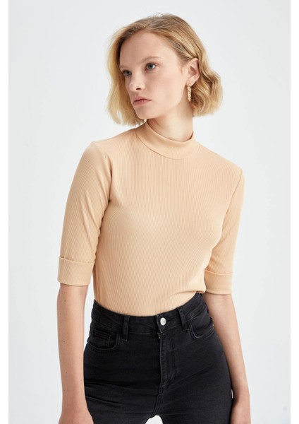 Slim Fit Yarım Balıkçı Yaka Kısa Kollu Tişört V6845AZ22AU