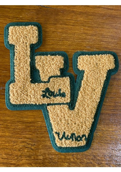 18X17 cm Dokuma Yeşil ve Kahve Rengi L ve V Harfi Aplike Arma Hobi Dikiş Malzzemesi