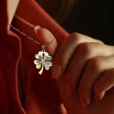 By Milo Jewellery Yonca Figürlü Altın Kolye