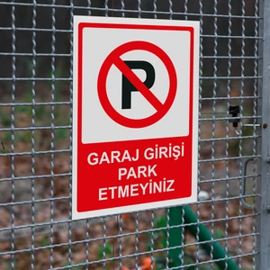 İris Home Garaj Girişi Park Etmeyiniz Uyarı Levhası Kompozit