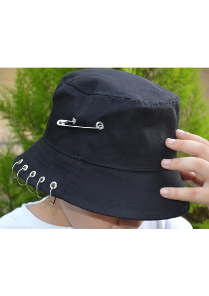 Piercing Detaylı Şapka