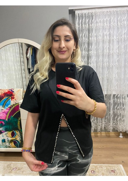 Birinciden Siyah Dikme Taş Yırtmaçlı Tişört