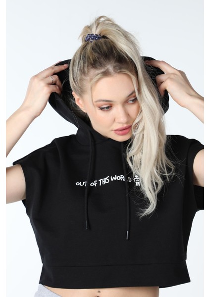 Kadın Baskılı Kapüşonlu Crop Sweat Siyah fırsatları