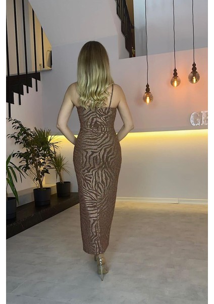 G0547 Yırtmaç Detaylı Kendinden Desenli Askılı Elbise Bronz