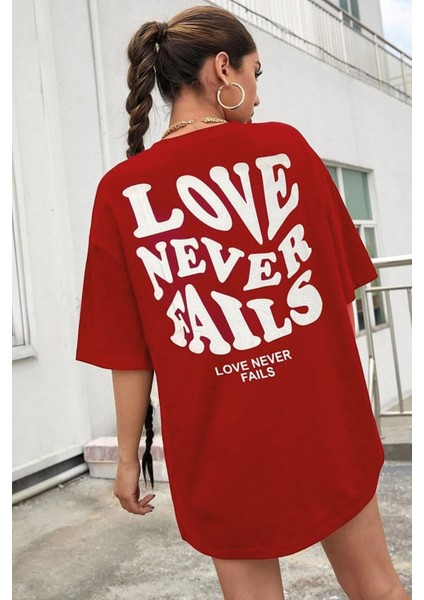 Love Never Fails Baskılı T-Shirt