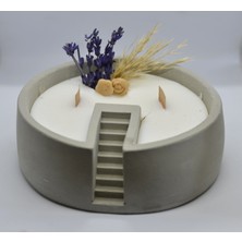 Urania Candle Urania | Soya Mum | Doğal Lavanta -Sandal Ağacı- Tarçın- Amber- Kahve Kokusu |%100  Doğal Soya Mum | Merdivenli Gri Beton Saksı | Vegann | Dekoratif Mum| Aromaterapi Mum