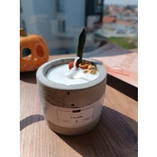 Urania Candle Urania | Soya Mum| Doğal Sandal -Lavanta- Kahve- Amber ve Tarçın Kokusu |%100 Doğal Soya Mum | Beton Gri Saksı | Vegan |dekoratif Mum| Aromaterapi Mum