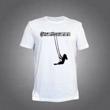 Herşey Nota Notalarda Sallanan Kız Tshirt