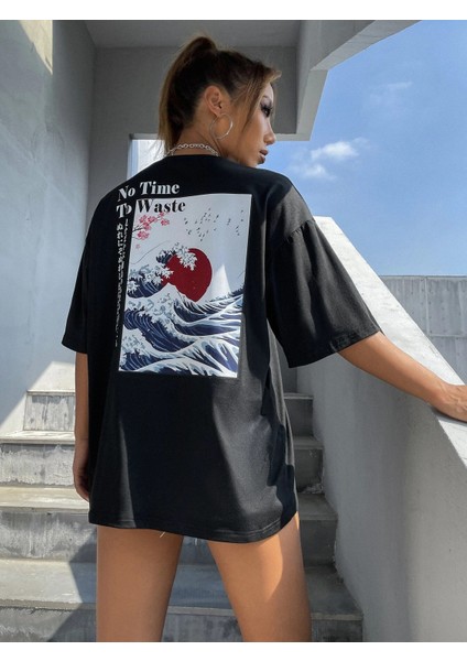 Kadın Siyah Japanese Sırt Baskılı T-Shirt fırsatları