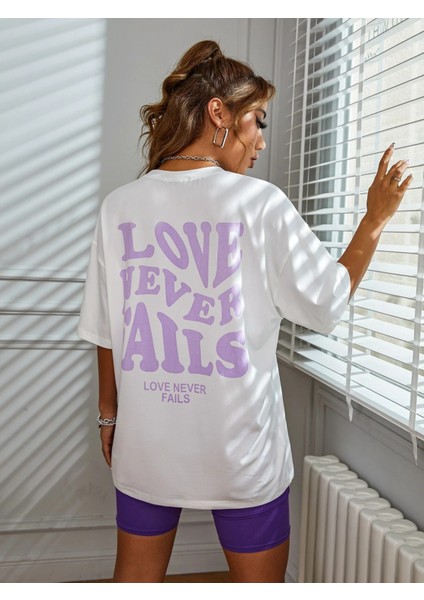 Kadın Love Never Fails Baskılı Oversize Tişört