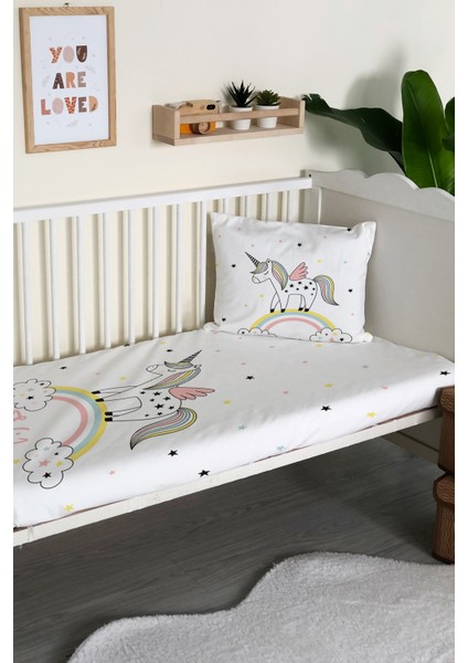 Gökkuşağı Üstünde Duran Unicorn Desenli Kadife Dekoratif Bebek Beşik Örtüsü