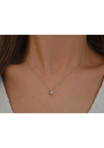 F Renk 0,18 Karat Pırlanta Tektaş Kolye