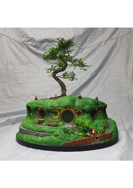 Hobbit Evi ve Bilbo Baggins Boyalı Figür Büyük Boy (20 cm Çap)