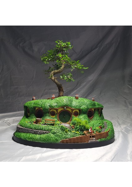 Hobbit Evi ve Bilbo Baggins Boyalı Figür Büyük Boy (20 cm Çap)