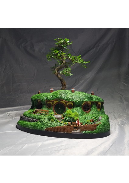 Hobbit Evi ve Bilbo Baggins Boyalı Figür Büyük Boy (20 cm Çap)