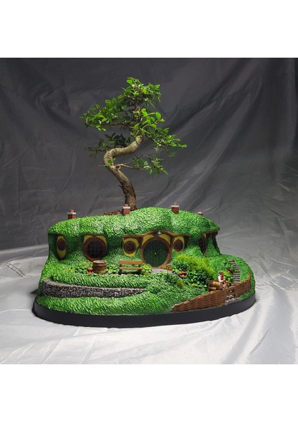 Hobbit Evi ve Bilbo Baggins Boyalı Figür Büyük Boy (20 cm Çap)