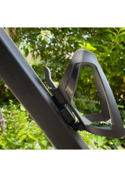 Bisikletlerde Şişe Kafesleri Için Airtag Tutucu Plastik Aparat