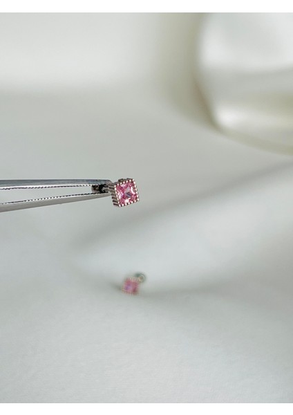 Çelik Pembe Kare Taşlı Kıkırdak Helix Tragus Piercing (1ADET)