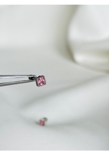 Çelik Pembe Kare Taşlı Kıkırdak Helix Tragus Piercing (1ADET)