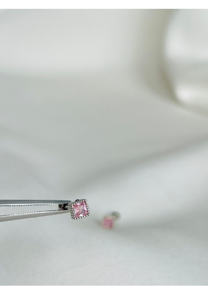 Çelik Pembe Kare Taşlı Kıkırdak Helix Tragus Piercing (1ADET)