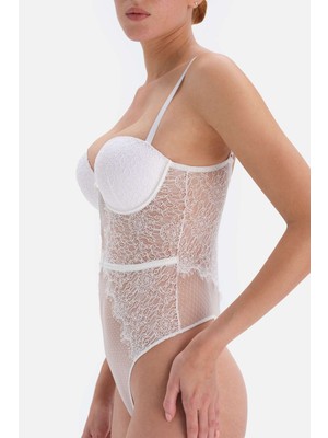 Dagi Beyaz Dekolteli Dantelli Bodysuit