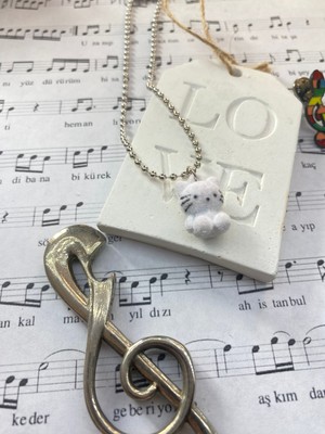 Herşey Nota Beyaz Tüylü Hello Kitty Kolye