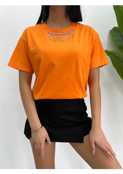 Yakakolye Detaylı Pamukbasic Tşhirt