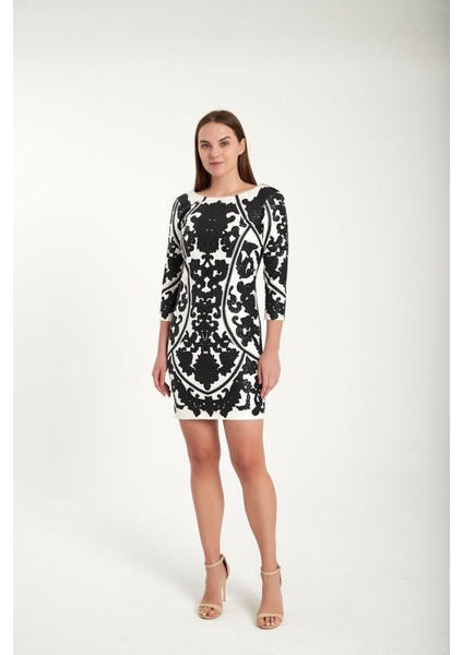 Kadın Beyaz Siyah Desenli Kısa Elbise