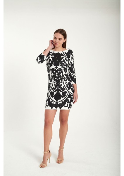 Kadın Beyaz Siyah Desenli Kısa Elbise indirimleri