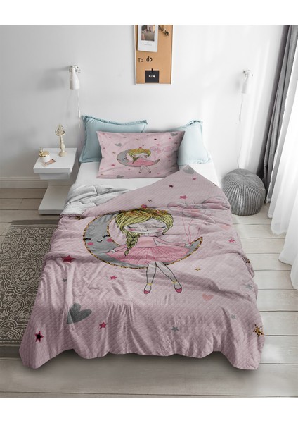 Ayda Oturan Sevimli Kız Desenli Tek Kişilik Pike ( Yastık Kılıflı )