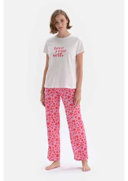 Beyaz Üstü Kısa Kollu Yazı Baskılı Altı Uzun Desenli Örme Pijama Takımı