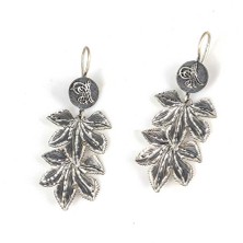 925 Ayar Gümüş Sallantılı El Kalemli Asma Yapraklı Küpe