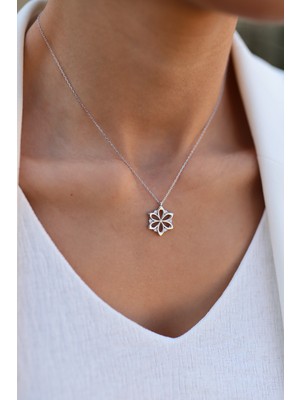 Sunshine Swarovski Taşlı Beş Yapraklı Çiçek Gümüş Kolye