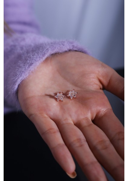 Beyaz Zirkon Taşlı Gümüş Çiçekli Küpe modelleri