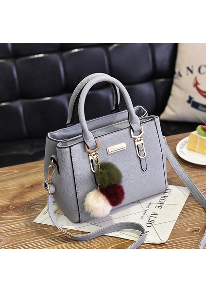 Çanta Kadın 2023 Avrupa ve Amerika Birleşik Devletleri Yeni Moda Tek Omuzlu Küçük Çanta Çift Katmanlı Büyük Kapasiteli Kürk Topu Elde Tutulan Çapraz Çapraz Vücut Çantası Moda Trendi (Yurt Dışından)