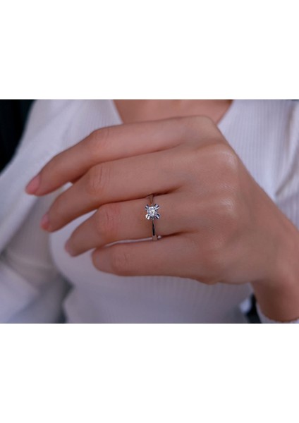 G Renk 0,24 Karat Pırlanta Tektaş Yüzük