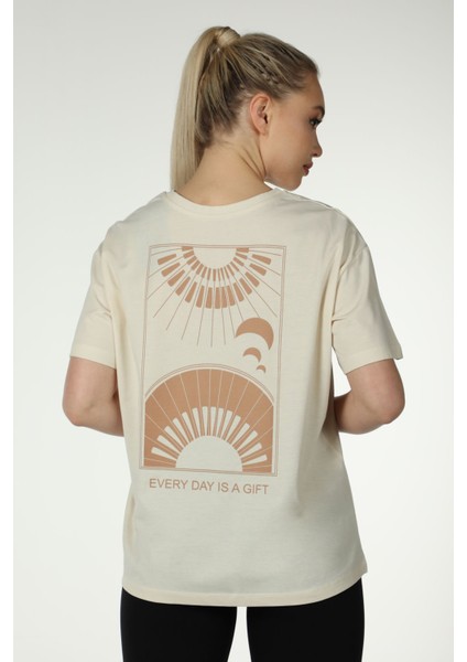 Kadın Ön ve Sırt Baskılı Kısa Kollu Bisiklet Yaka Oversıze Oversıze Tişört Bej fiyatları