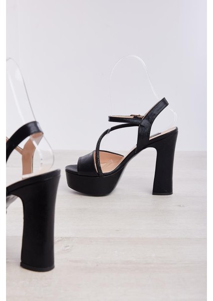 Bilekten Bantlı Kalın Topuk Platformlu Kadın Ayakkabı fırsatları
