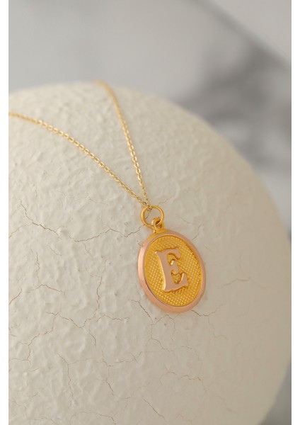 Kadın 14 Ayar Altın Harf Kolye Nostaljik Oval E Harfi Altın Kolye Zincirli 42 cm fırsatları