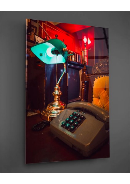 Masa Lambası ve Antika Telefon Cam Tablo